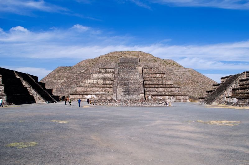 Pirámide de la Luna desde la plaza, en Teotihuacán