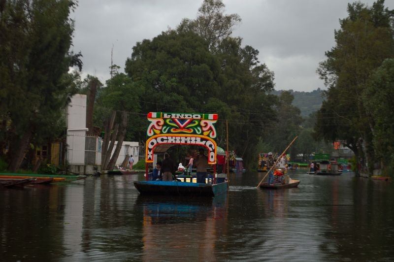Trajinera en los canales de Xochimilco