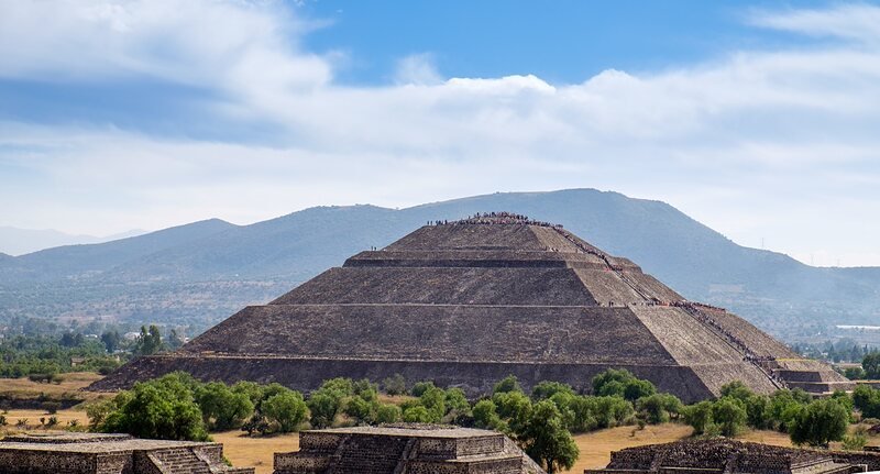 Pirámide del Sol desde la Calzada de los Muertos