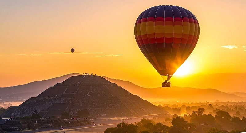 Globo aerostático al amanecer sobre las pirámides de Teotihuacán