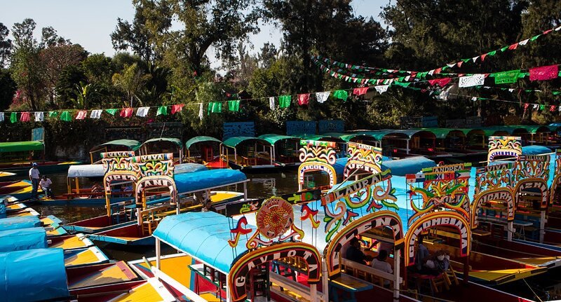 Trajineras en los canales de Xochimilco